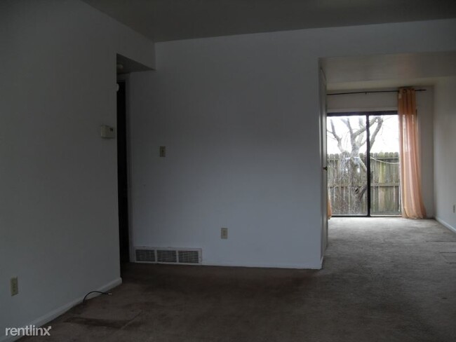 Building Photo - 2 br, 1.5 bath Townhome - 4855 Moreland Drive