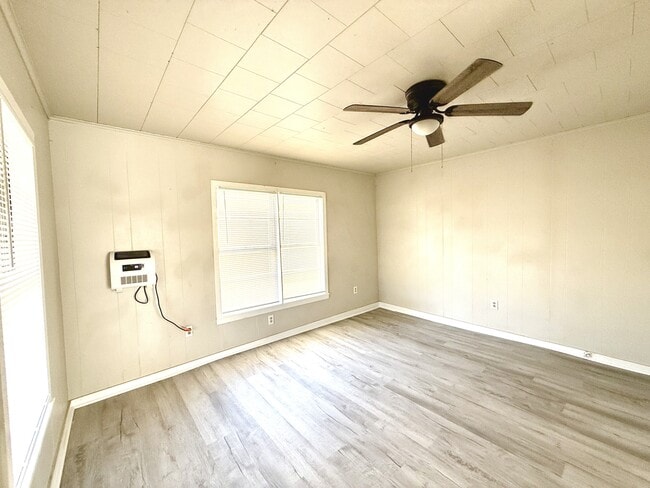 Building Photo - 422 D St SE