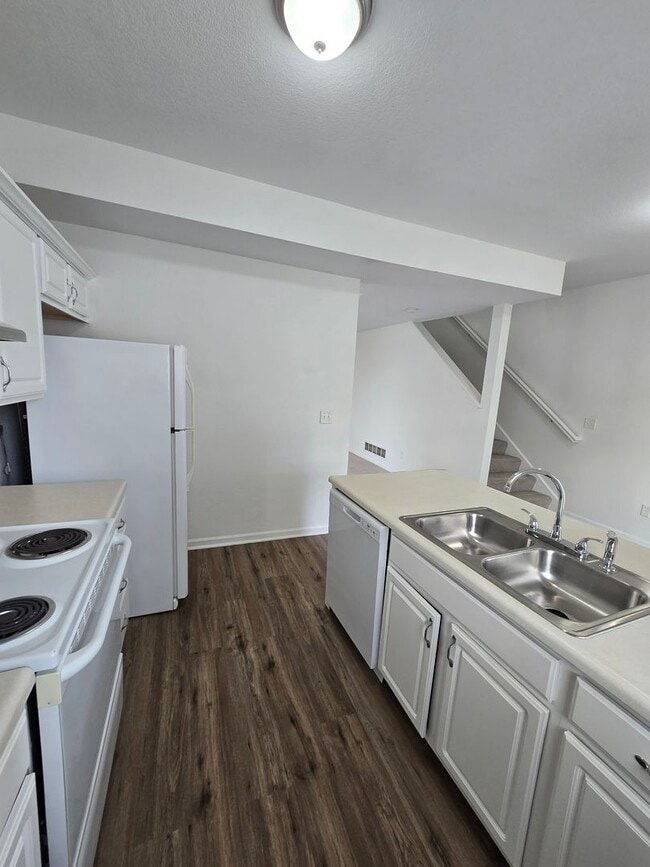 Building Photo - 3 bedroom duplex