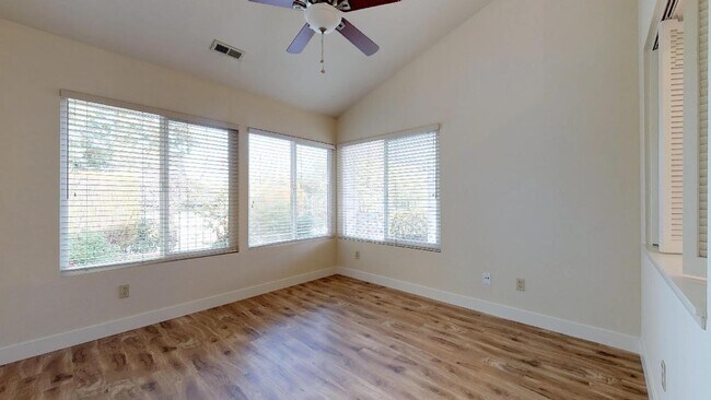 Building Photo - Gorgeous and Bright 2BR/2BA Home perfect f...