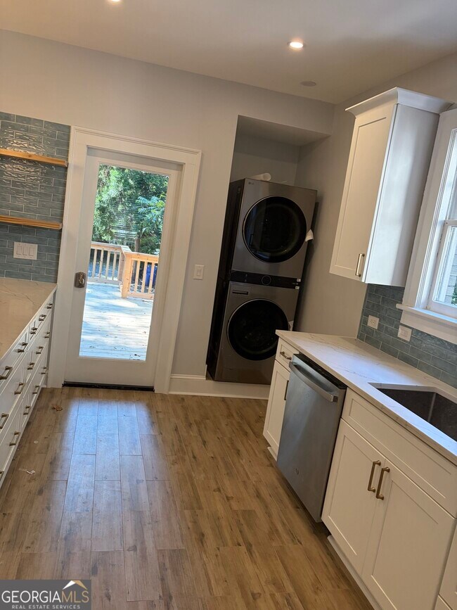 Building Photo - 888 Vedado Way NE