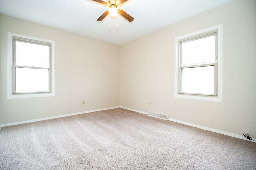 Building Photo - 731 Reineck Dr
