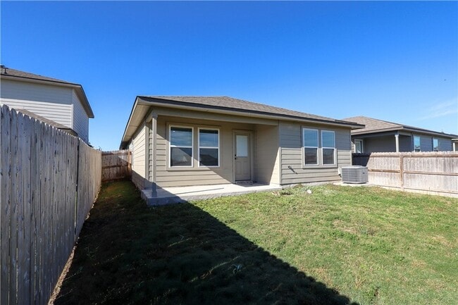 Building Photo - 910 Kickapoo Ln