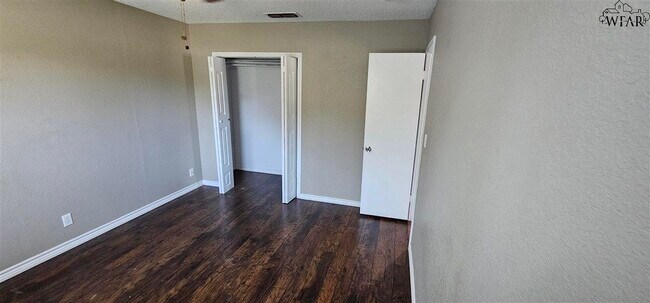 Building Photo - 1620 Grandview W