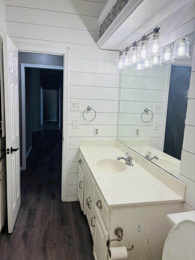 Building Photo - Beautiful Home in Westbury South Ready for Move-In!