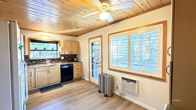 Building Photo - Large Home with Views