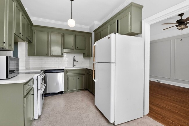 Building Photo - Absolutely stunning penthouse level unit in the historic Poplar building in Charlotte's tree line...