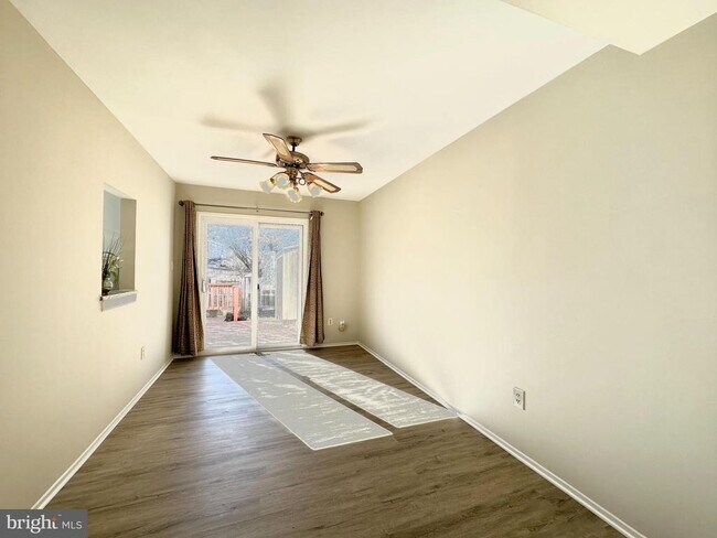 Building Photo - 402 Carousel Ct