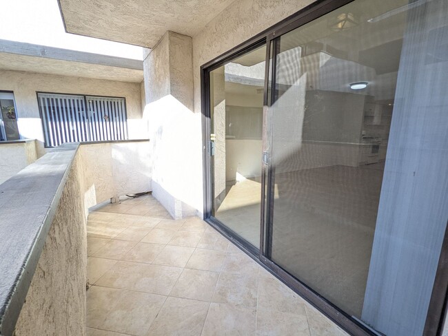 Building Photo - Spacious modern and renovated One Bedroom ...