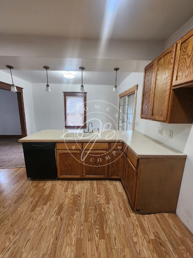 Building Photo - 3 bed 1 bath with bonus rooms!
