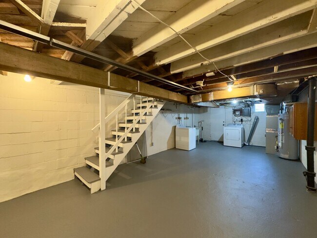 Building Photo - Charming 2 Bedroom/1 Bathroom Townhome in Medford!