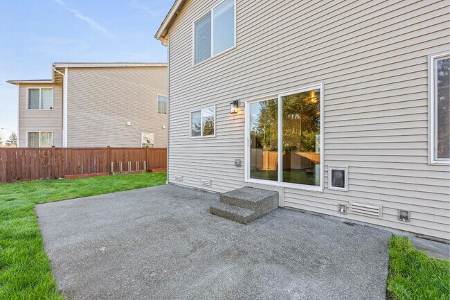 Building Photo - Updated and Spacious 3 Bed Yelm Rental!