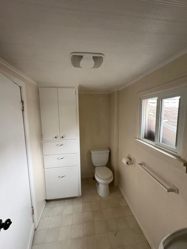 Building Photo - 00110-751/755 River RD