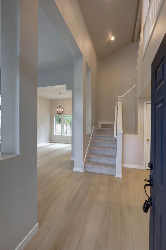 Building Photo - Beautiful 3bd, 2.5ba Home in Klahanie Available!