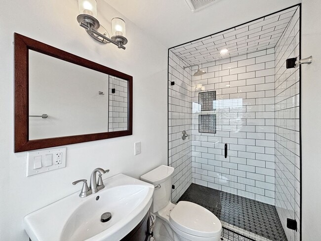 Building Photo - Charming & Spacious 3B/2BA House in La Mes...
