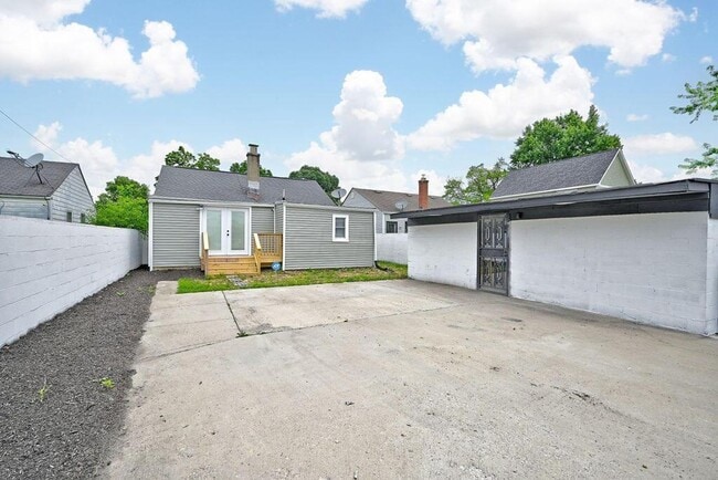 Building Photo - Half-Off 1st Month’s Rent! | Renovated 2BR Home + Bonus Room