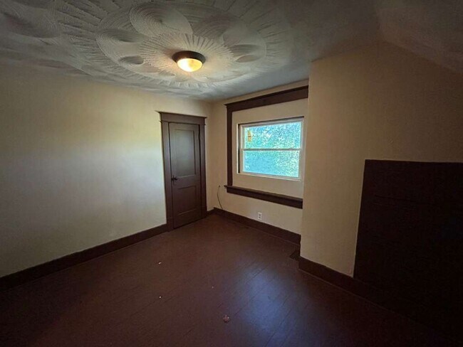 Building Photo - 377 Talbot Ave