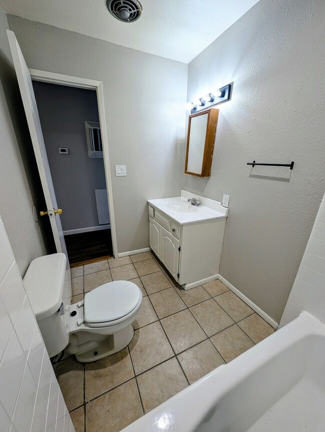 Building Photo - 4-bedroom house with a 2-car garage available in Hawthorne