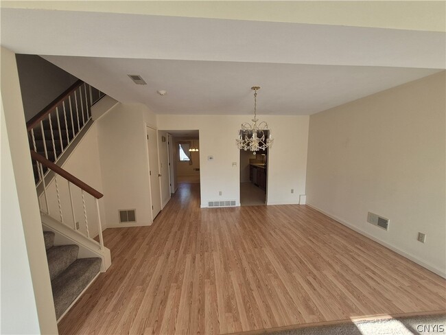 Building Photo - 489 Summerhaven Dr N