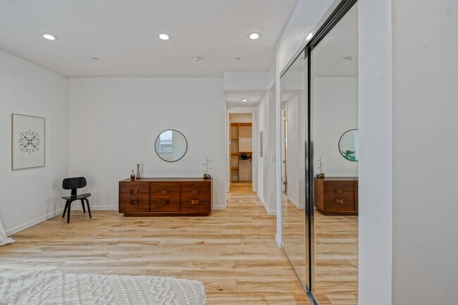 Building Photo - Custom, Modern & Spacious Tri-Level Home w...