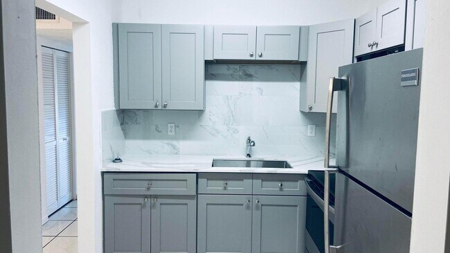 Building Photo - 600 Village Green Ct