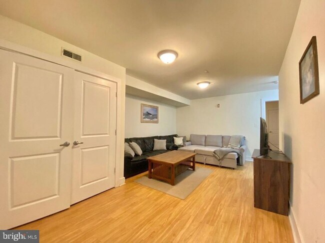 Building Photo - 1620 W Jefferson St