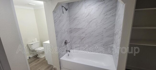 Building Photo - 517-519 S 81 St