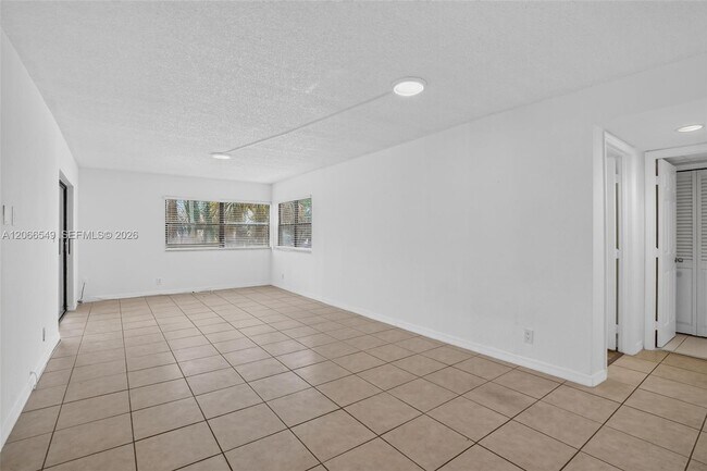 Building Photo - 220 Lakeview Dr