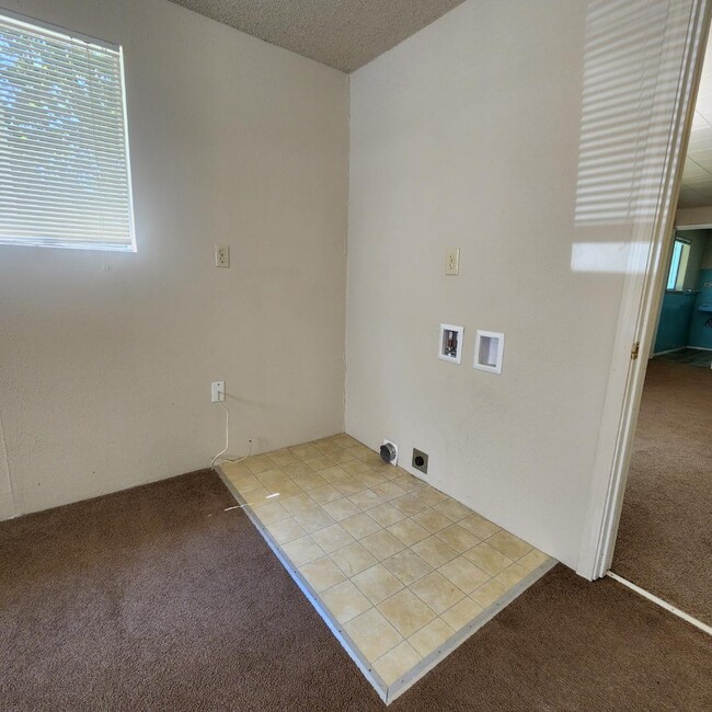 Building Photo - 1260 Pottery Ave