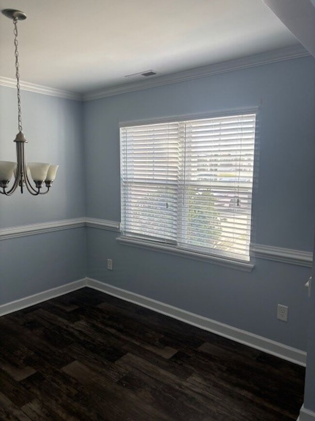 Building Photo - Beautiful 3 bedroom, 2.5 bath home with Bo...