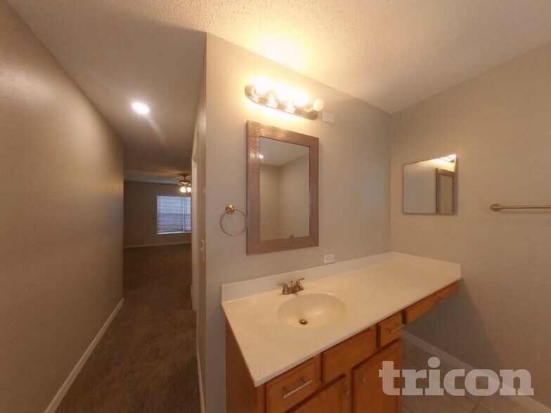 Building Photo - 1730 Sunset Ridge Dr