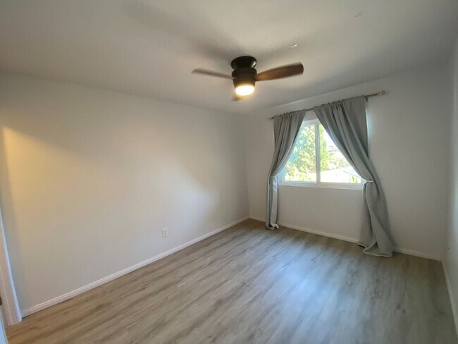 Building Photo - Completely Upgraded Townhome in Cute Neigh...