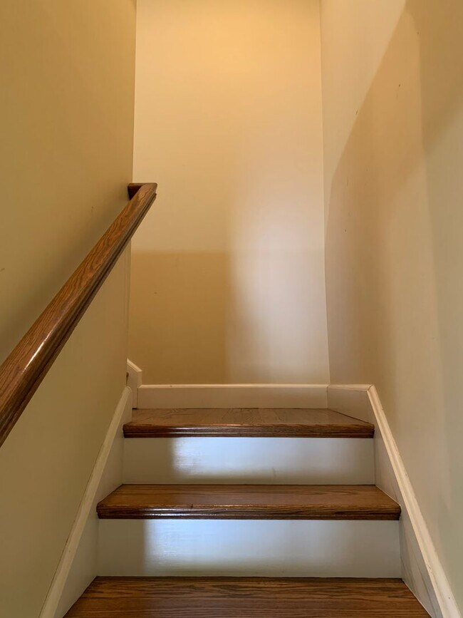 Building Photo - BEAUTIFUL 3 BED/2.5 BATH TOWNHOUSE!!