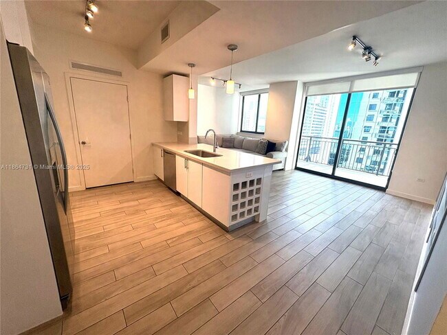 Building Photo - 999 SW 1st Ave