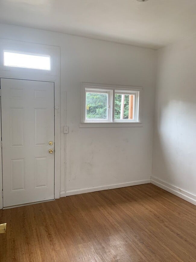 Building Photo - 2 Bedroom 1st Floor-Parking- Penn Park Area York City