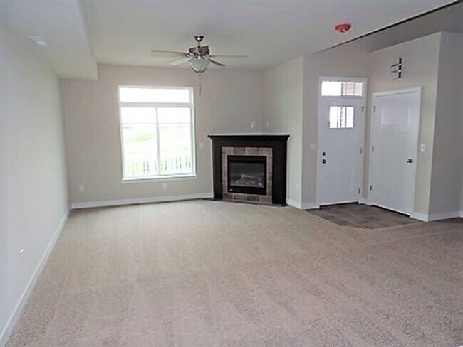 Building Photo - $2,000 | 3 Bedroom, 3 Bathroom Townhome | Pet Friendly | Available for August 1st, 2026 Move In!