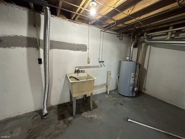 Building Photo - 2 br, 1.5 bath Townhome - Longfellow Townh...