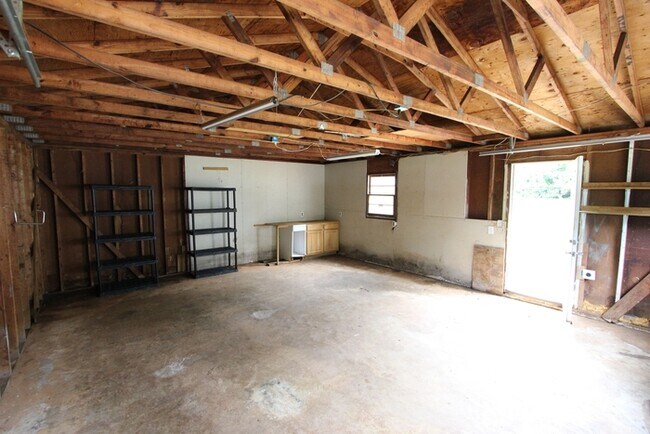 Building Photo - 2215 Rosewood Dr