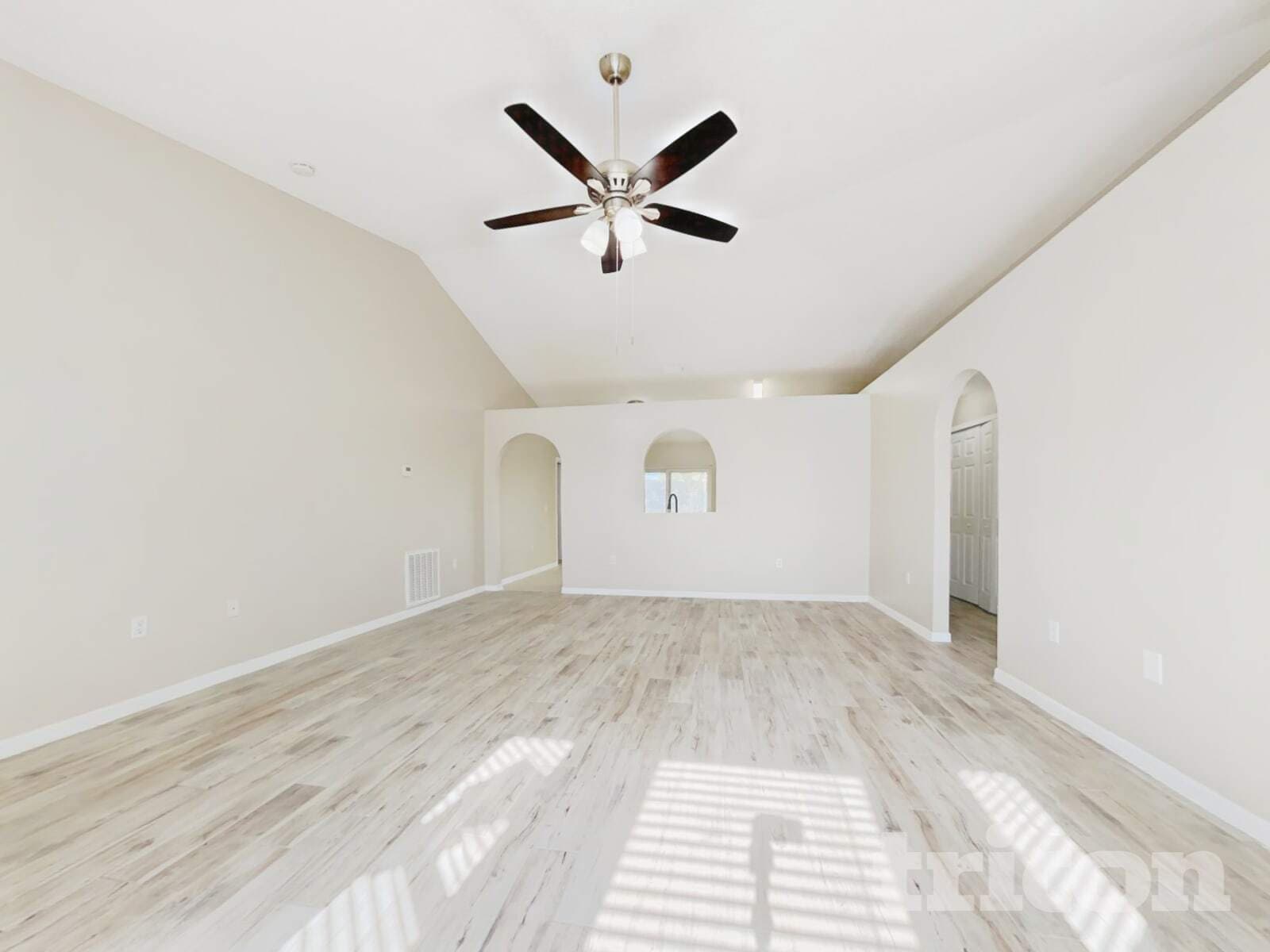 Building Photo - 164 Larchmont Dr