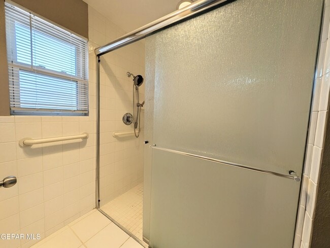 Building Photo - 612 Somerset Dr