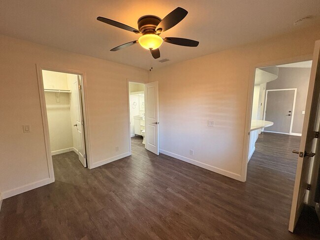 Building Photo - ***MOVE-IN SPECIAL*** AVAILABLE NOW! 2 Bedroom 2 bathroom upstairs unit located in Ontario