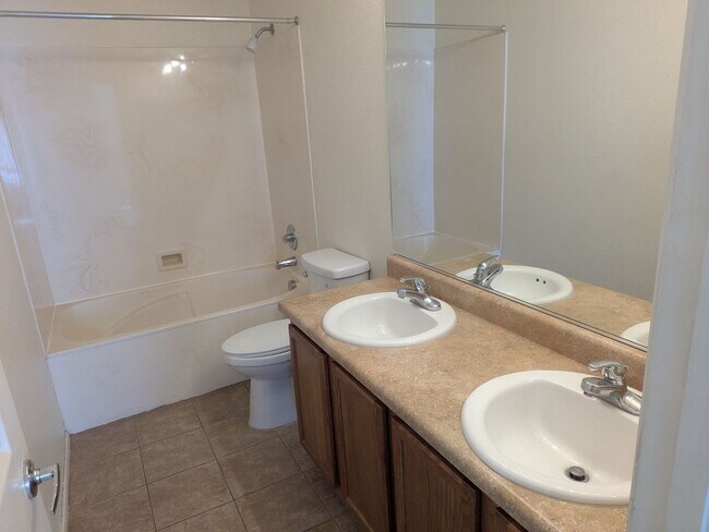 Building Photo - Northwest Beauty 3 Bedroom 3 Bath 2 Car garage