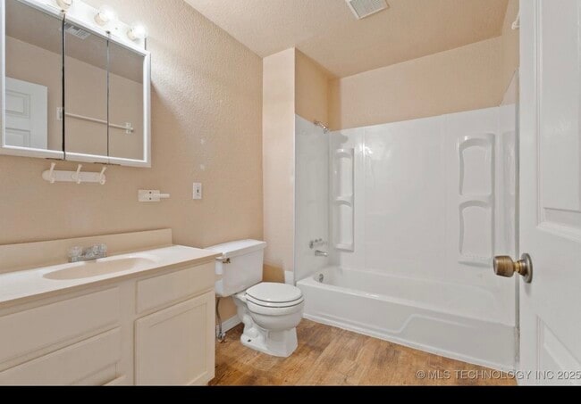 Building Photo - 806 S Osage Ave