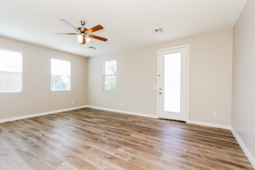 Building Photo - 6628 W Monroe St