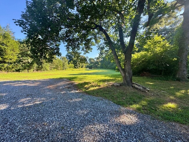 Building Photo - Rural Statesville - 3BR/1BA + Carport & Fu...