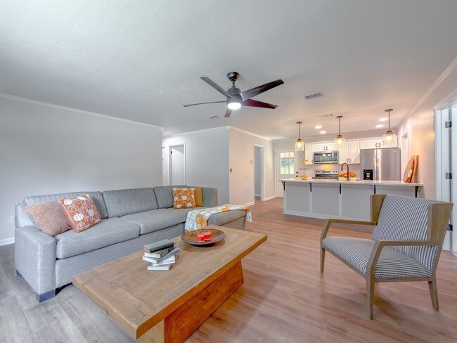 Building Photo - 703 3rd St NE