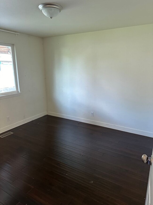Building Photo - 3-bedroom 2 bath House
