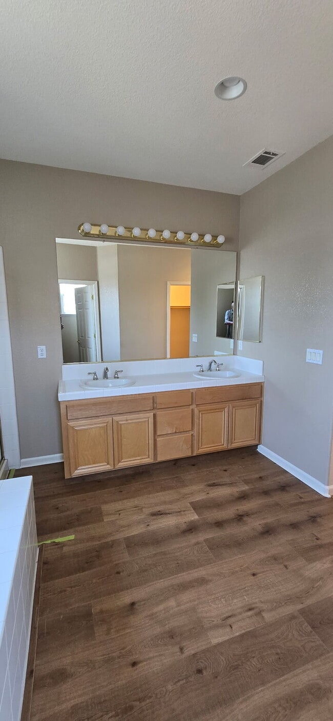 Building Photo - Tracy, Beautiful Home in Award Winning Jef...