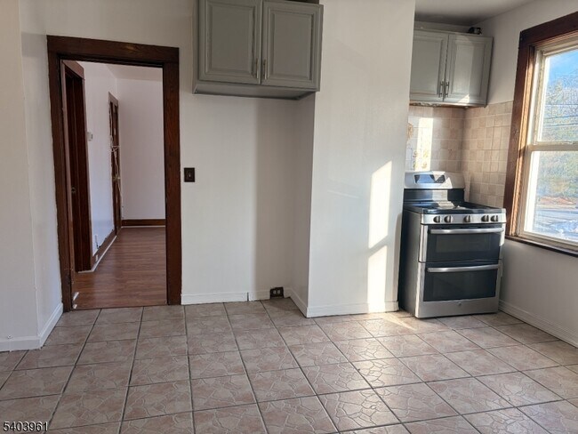 Building Photo - 35 Marsellus Pl