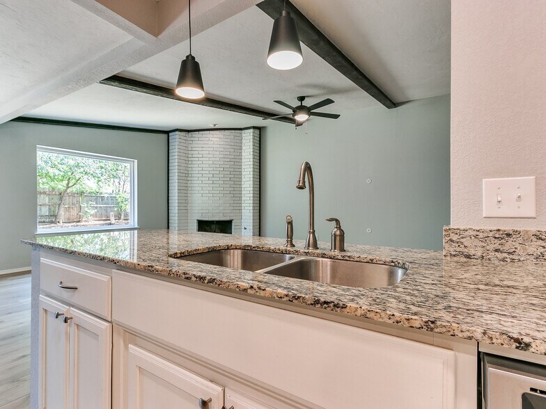 Building Photo - 9906 Mantle Dr